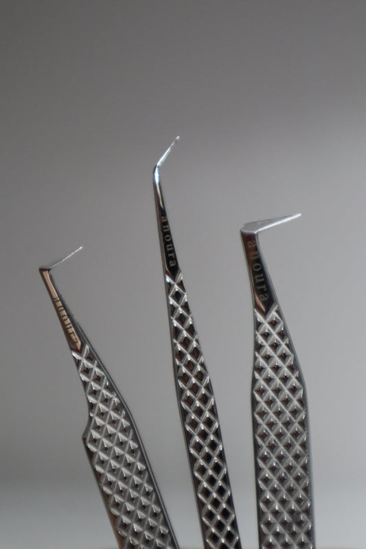 EYELASH TWEEZERS
