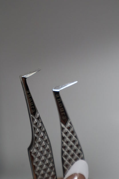 EYELASH TWEEZERS