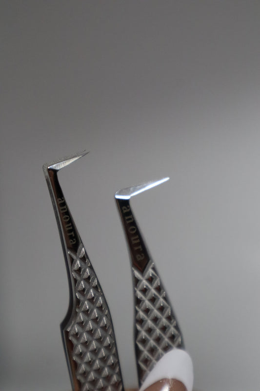 EYELASH TWEEZERS